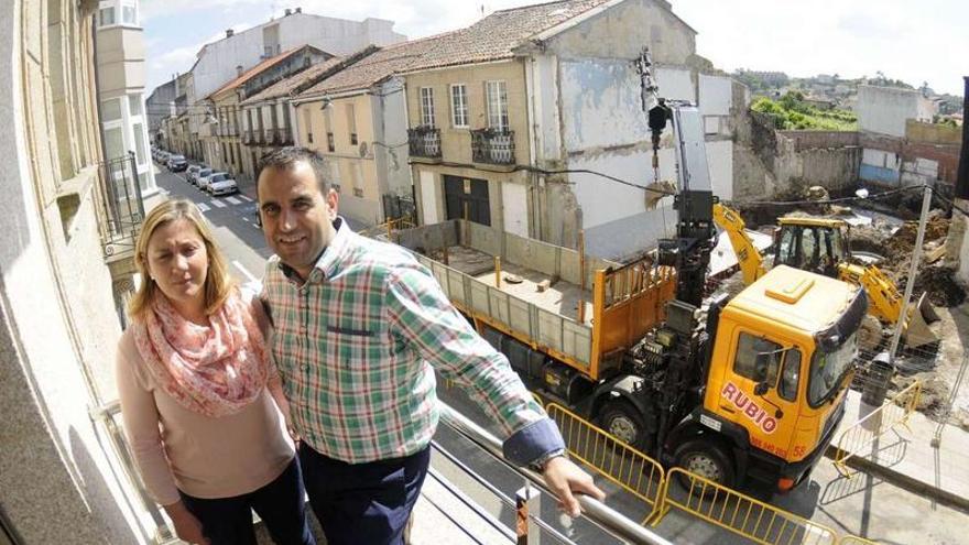 José Jamardo Villamarín y su esposa, Dolores Mirás, ante su vivienda, que tuvieron que desalojar el jueves.