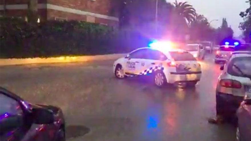 Un coche patrulla regula el tráfico en Mare de Déu de Montserrat