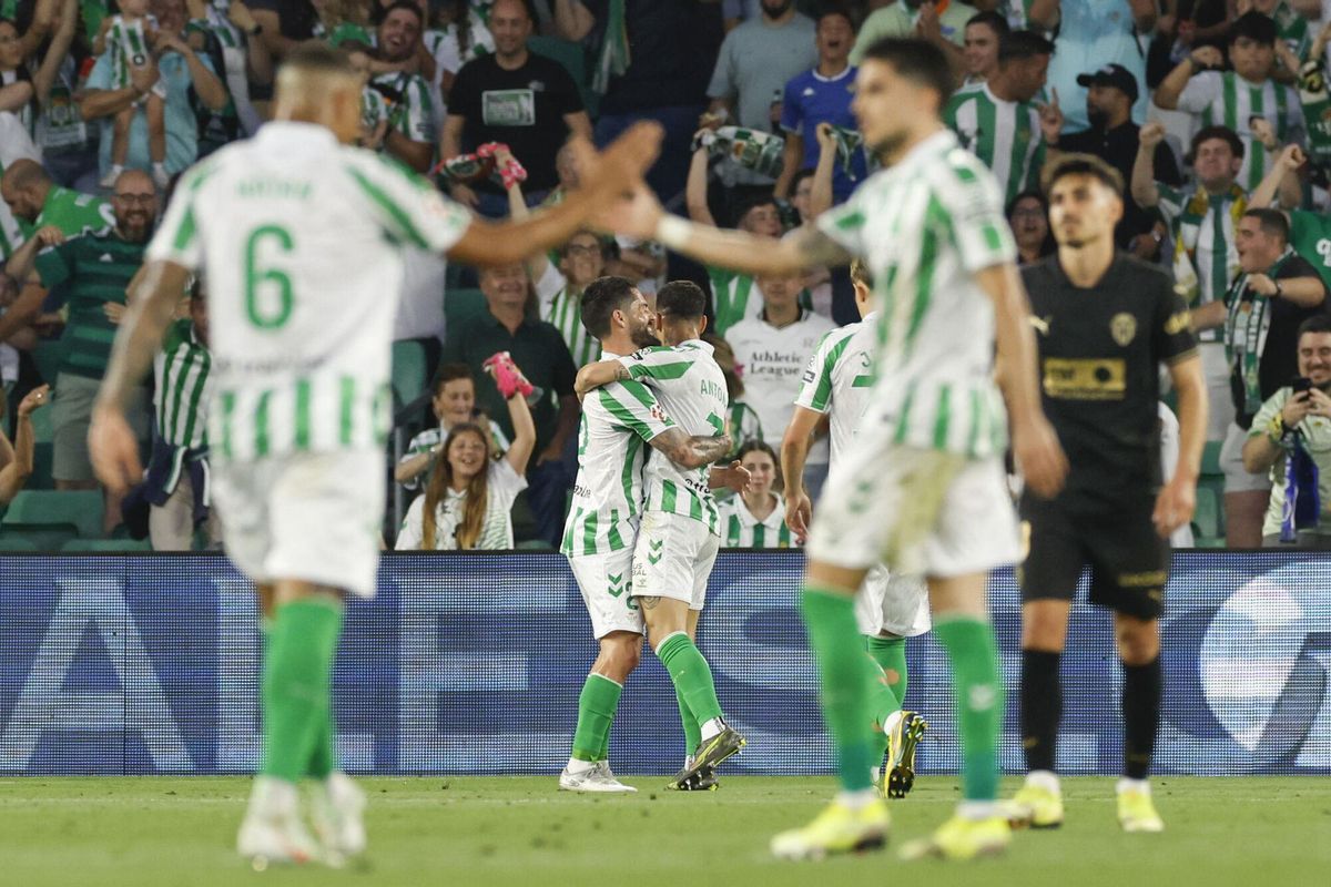 SEVILLA, 23/05/2025.- El centrocampista del Betis Isco Alarcón (2-i) se abraza con Antony dos Santos (3-i) tras marcar ante el Valencia, durante el partido de la última jornada de LaLiga de fútbol que Real Betis y Valencia CF disputan este viernes en el estadio Benito Villamarín, en Sevilla. EFE/Julio Muñoz