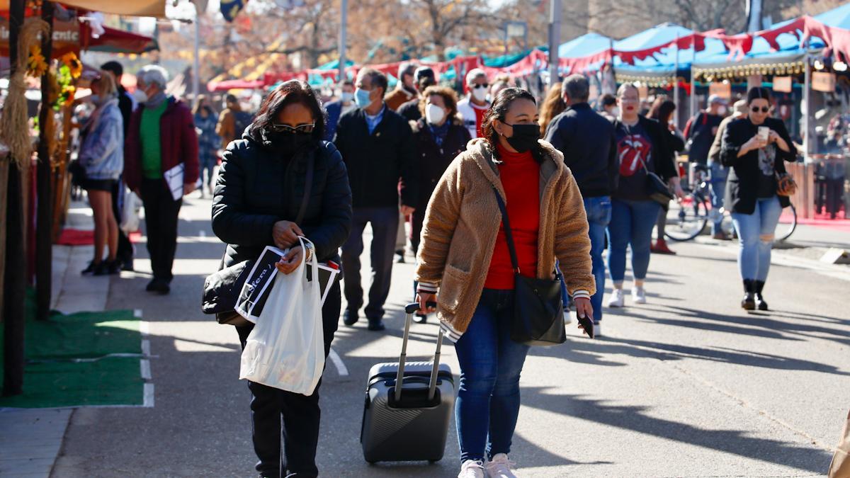 Un pasacalles multicolor inaugura el Mercado Renacentista de Córdoba