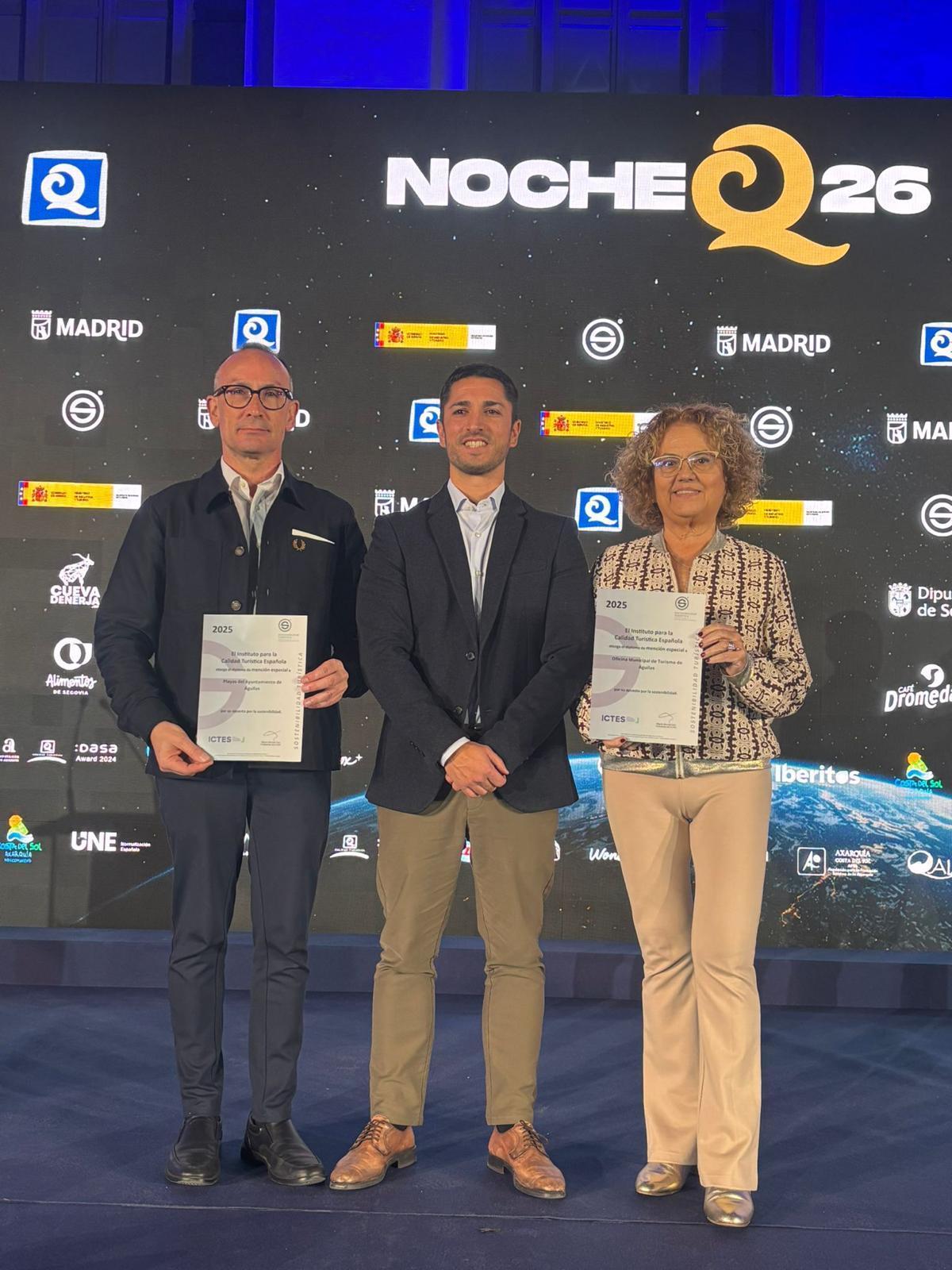 El alcalde, Cristóbal Casado; el edil de Turismo, José Antonio Consentino; y la directora de la oficina de Turismo en la gala Q de Calidad.