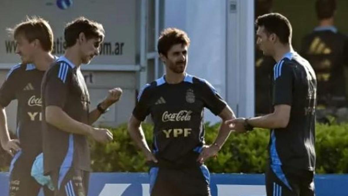 Ayala y Aimar charlan en una sesión de entrenamiento con Lionel Scaloni