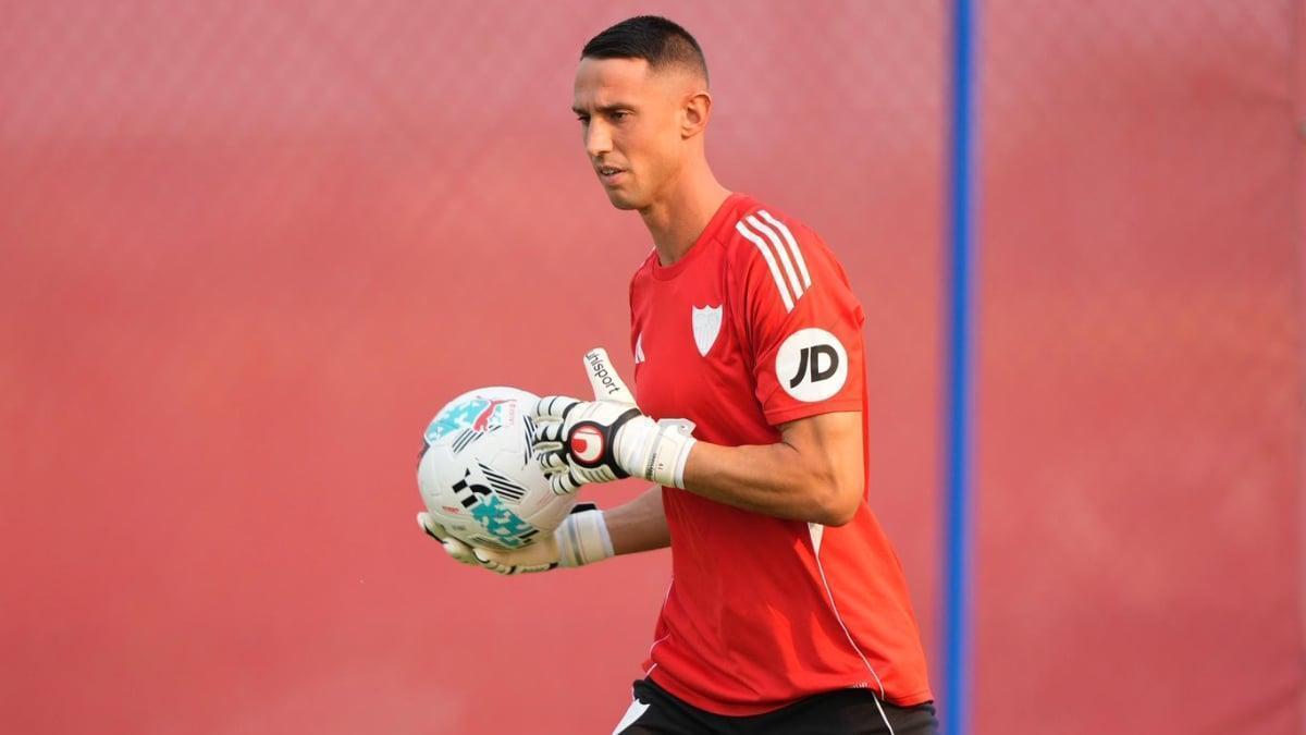 Vlachodimos en el entrenamiento del Sevilla