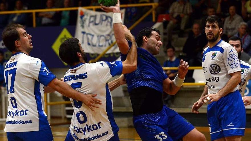 Dani Hernández durante el partido de ida en casa ante el Tolosa. // Rafa Vázquez