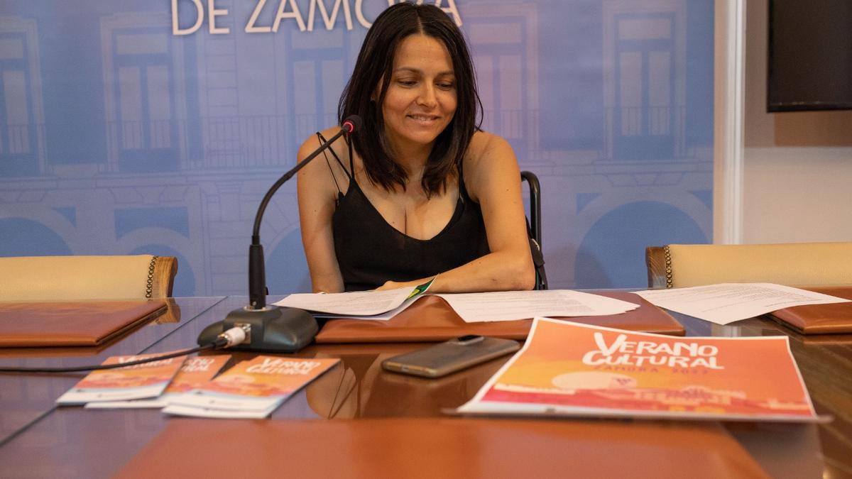 María Eugenia Cabezas, concejala de Cultura, presentando el Verano Cultural 2022