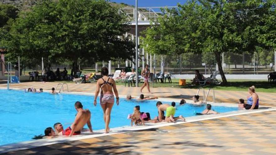 La piscina municipal de Beniopa, la tarde de ayer, cuando ya se podía disfrutar de la entrada gratuita.