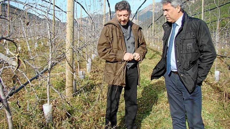 El conseller Jordi Ciuraneta (a la dreta) amb Josep Pintó, ahir a Guixers