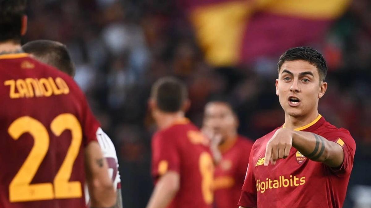 Paulo Dybala da una indicación a Zaniolo durante un partido de la Roma