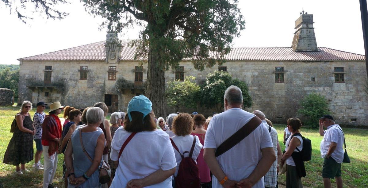 Un grupo de visitantes no Pazo de Liñares, en Lalín.