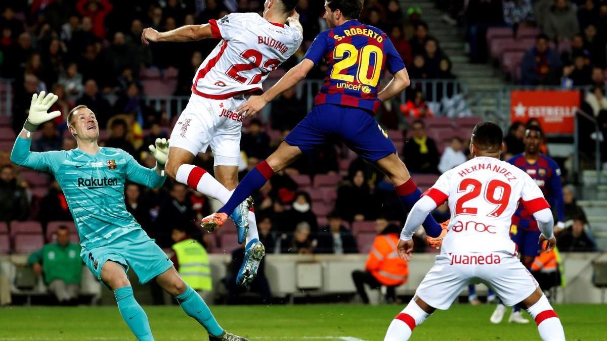 Budimir cabecea el balón en el último Barça-Mallorca.