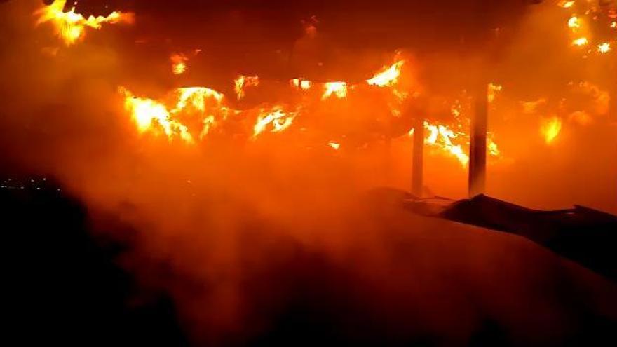 El fuego devora una fábrica en Valencia