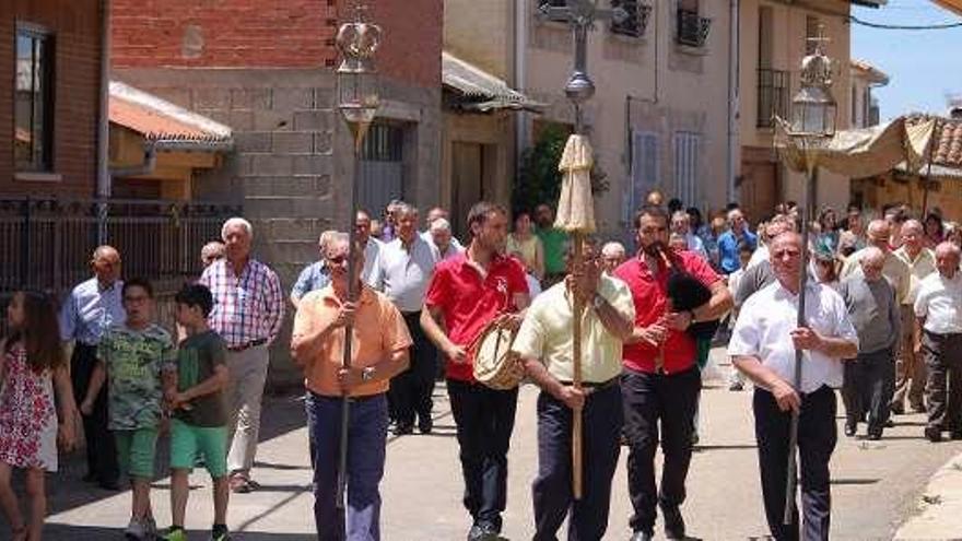 Procesión por las calles de Peque el pasado año.