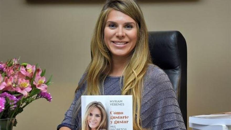 Myriam Yébenes con su libro &quot;Como gustarte y gustar&quot;.