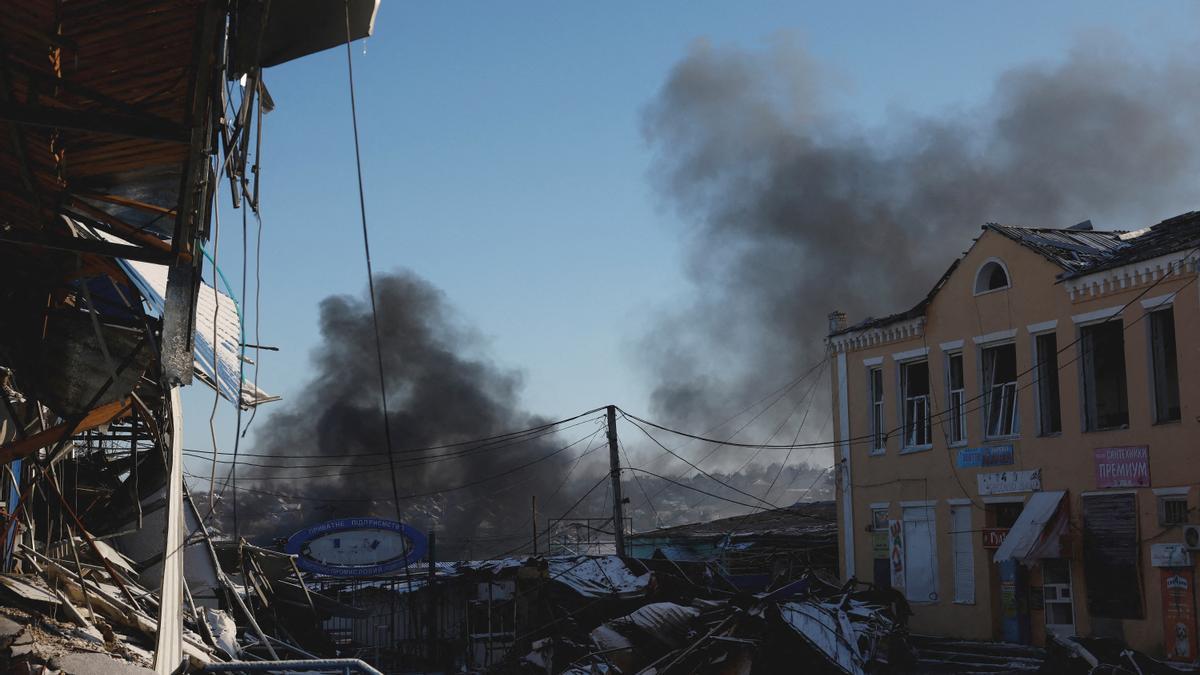 Columnas de humo se elevan de un ataque ruso durante un alto el fuego de 36 horas por la Navidad ortodoxa
