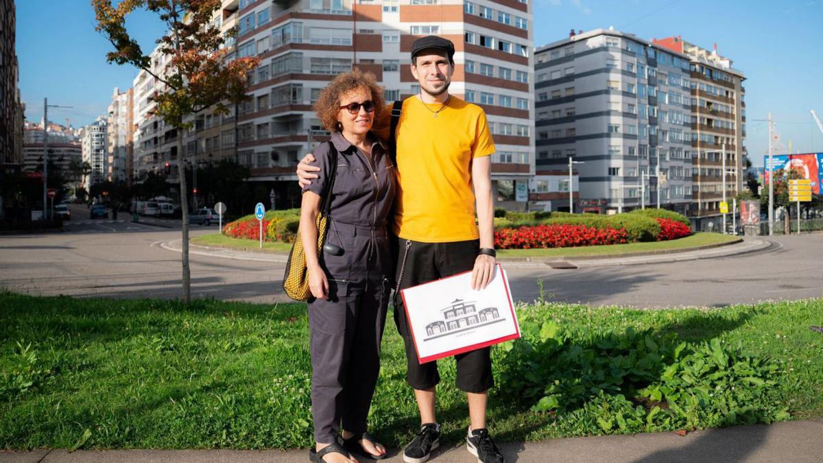 Eva Román, de Muta, con David Amoedo, el guía, junto a la rotonda de Isaac Peral