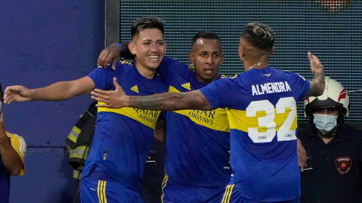 Los futbolistas de Boca Juniors celebran uno de los goles.