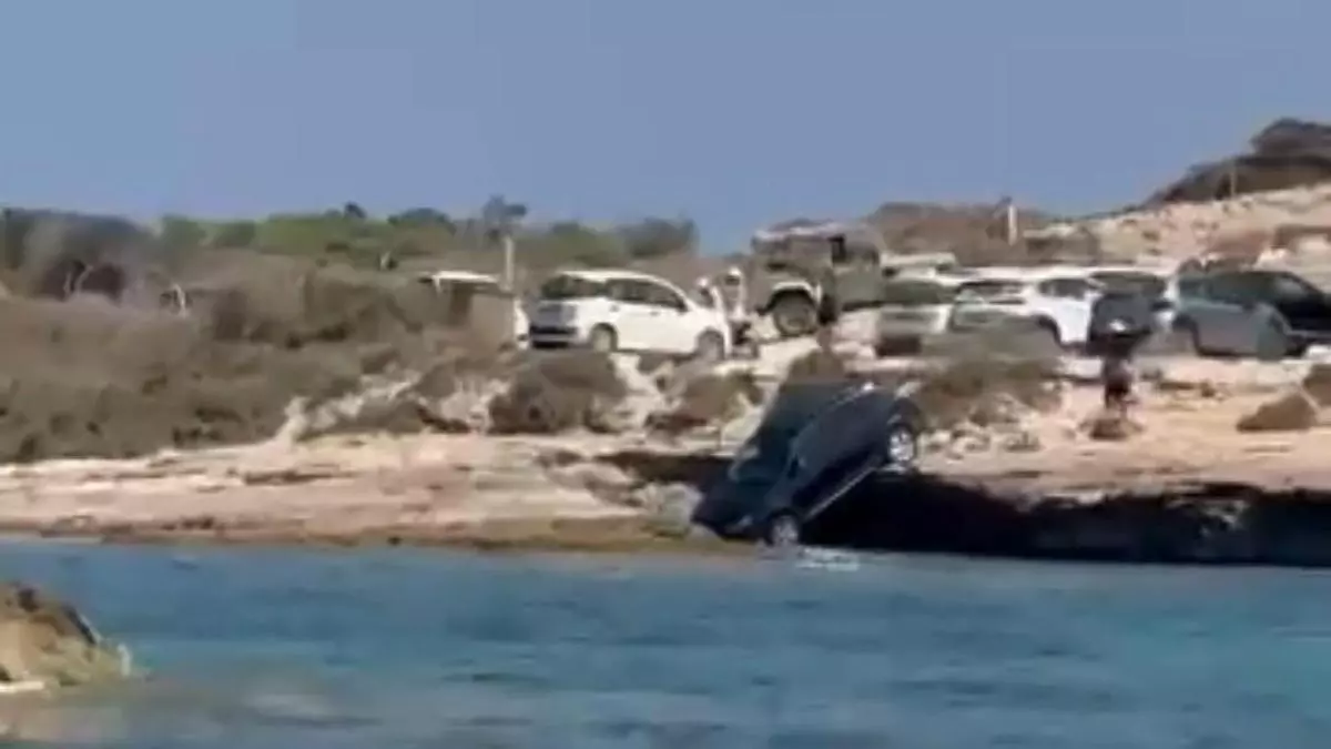 Accidente en Formentera: Un coche cae de las rocas a la playa ses Illetes