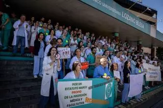 En imágenes I Protesta de los médicos a las puertas del hospital Clínico de Zaragoza