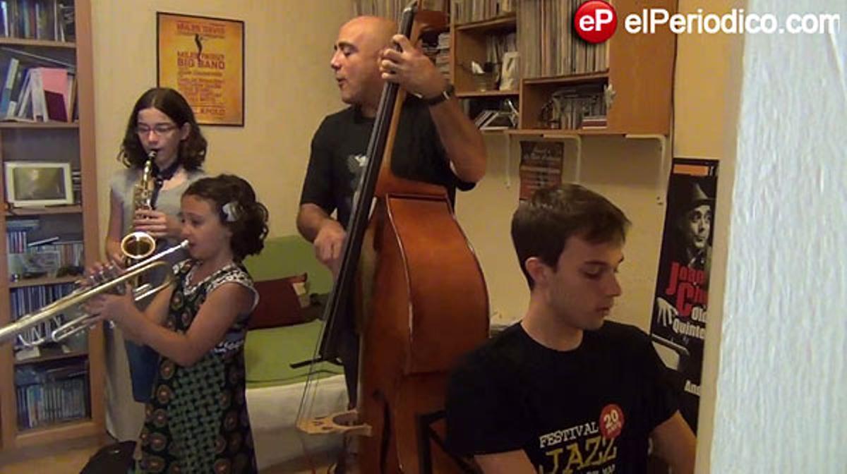 EL PERIÓDICO assisteix a una de les classes dels alumnes de la Sant Andreu Jazz Band.