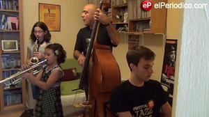 EL PERIÓDICO assisteix a una de les classes dels alumnes de la Sant Andreu Jazz Band.