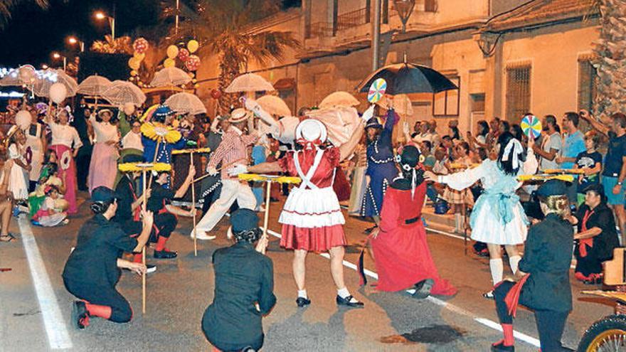 Los vecinos participan en todos los actos festeros para disfrutar juntos de sus días grandes.