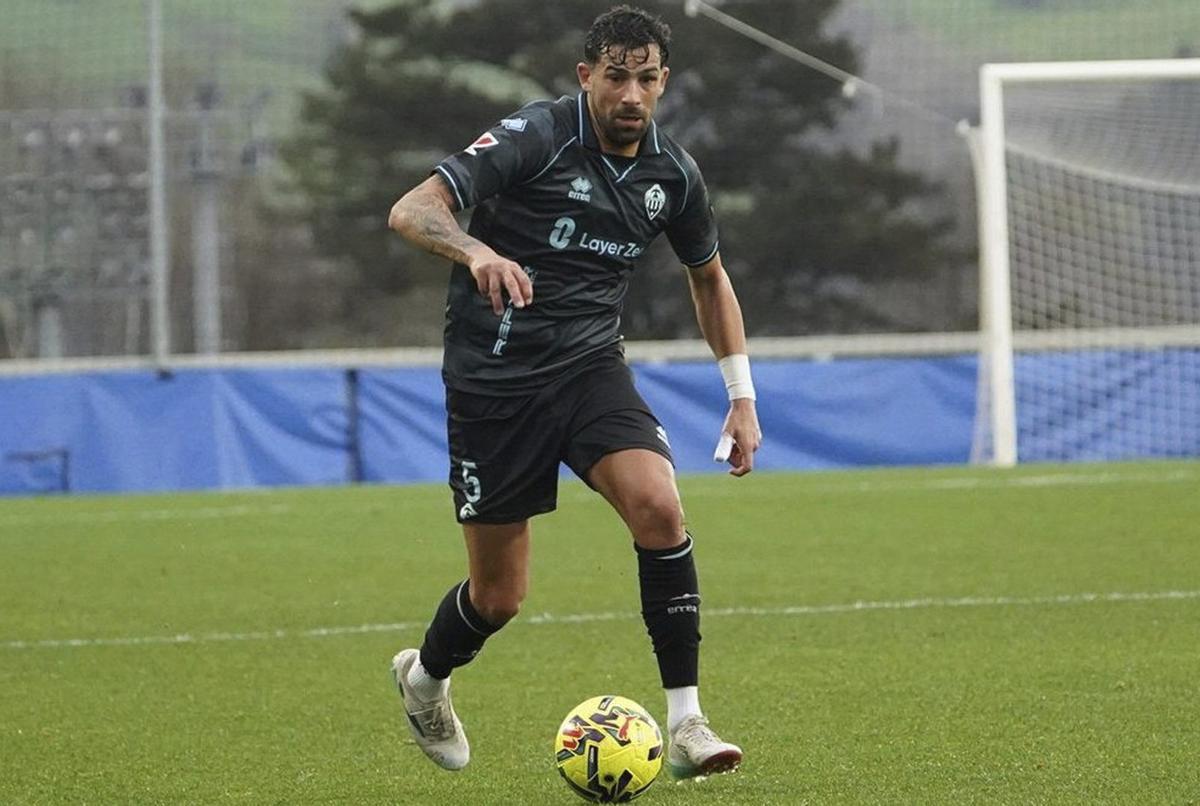 El central majorero Alberto Jiménez, ayer, en la Ciudad Deportiva de Zubieta, durante la disputa del pulso contra la Real Sociedad B.    |
