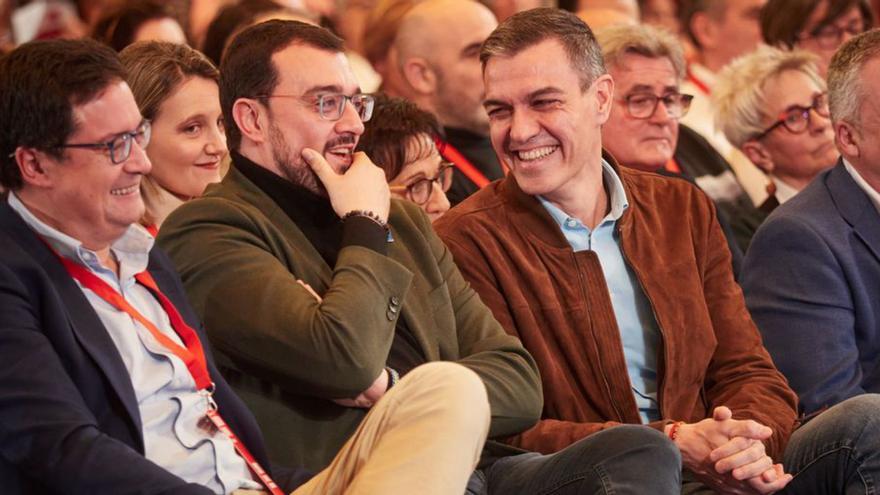 Óscar López, Adrián Barbón y Pedro Sánchez, ayer, en Pamplona | E. P.