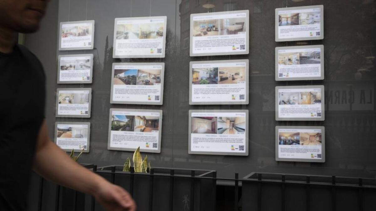Anuncios de venta de viviendas en una inmobiliaria.
