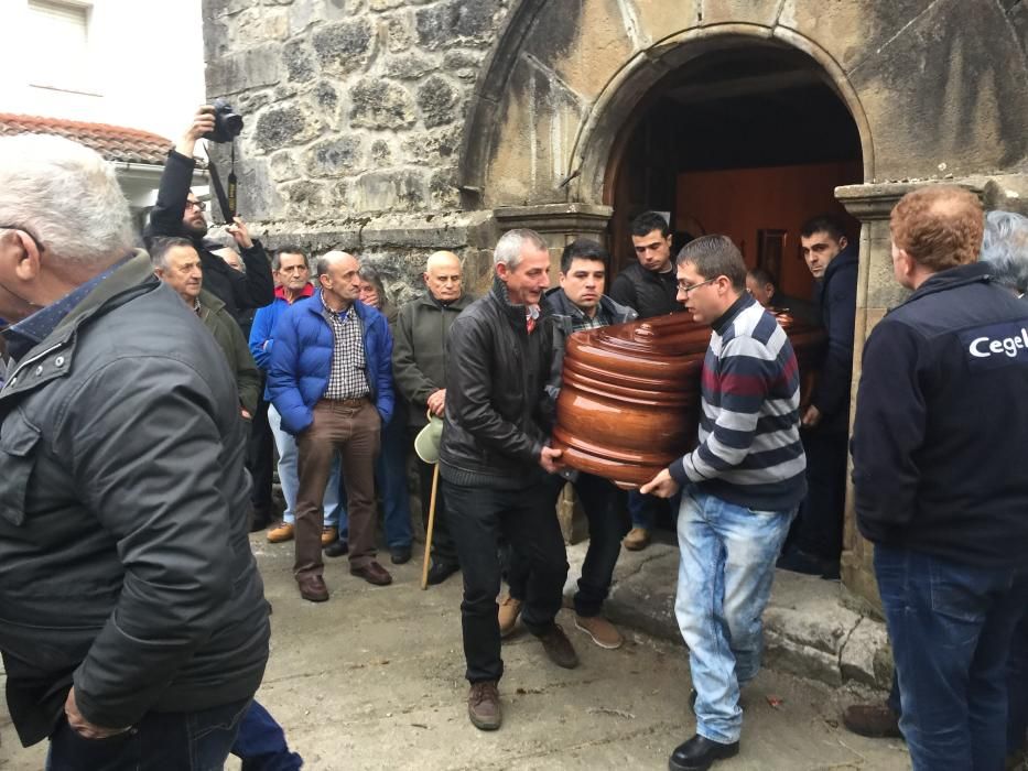 Amieva despide entre lloros al ganadero Rubén Álvarez.