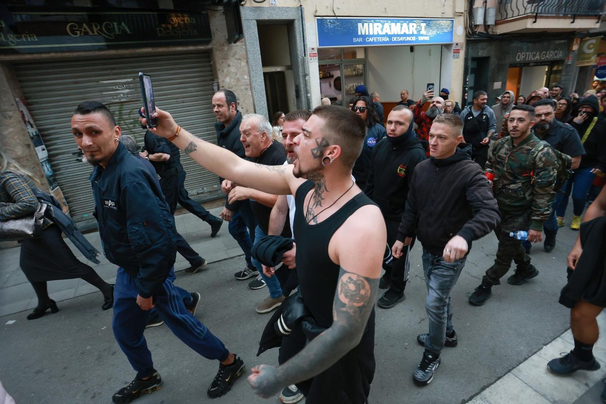 Manifestantes tras la pancarta en que se lee 'Reemigration' durante una manifestación "contra la inseguridad" en Mataró