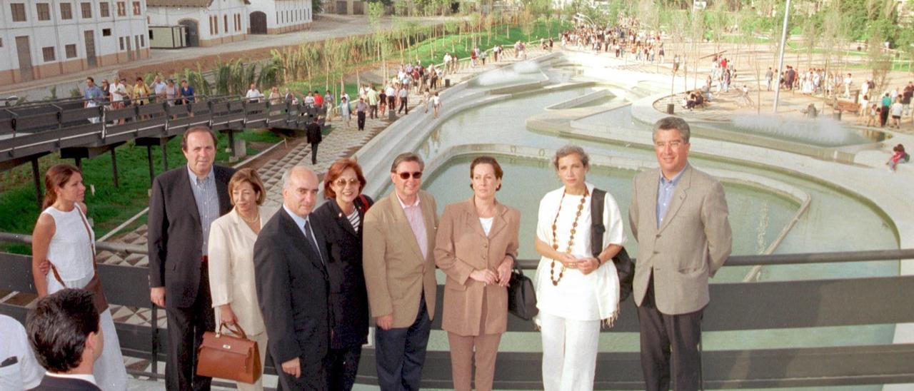 Carme Pinós, segunda por la derecha, junto a políticos en la inauguración del Parc de ses Estacions.