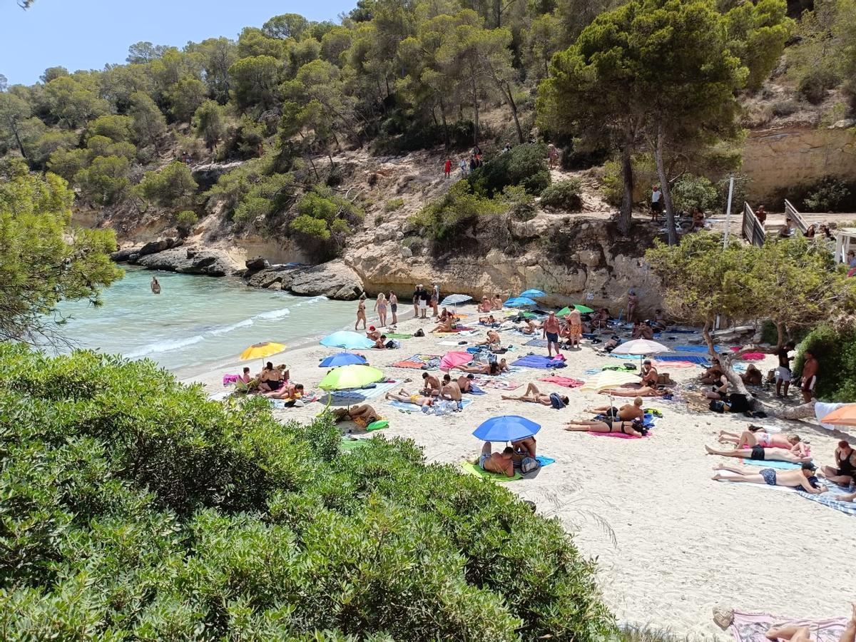 Cala Mago, masificada y sin casi nudistas