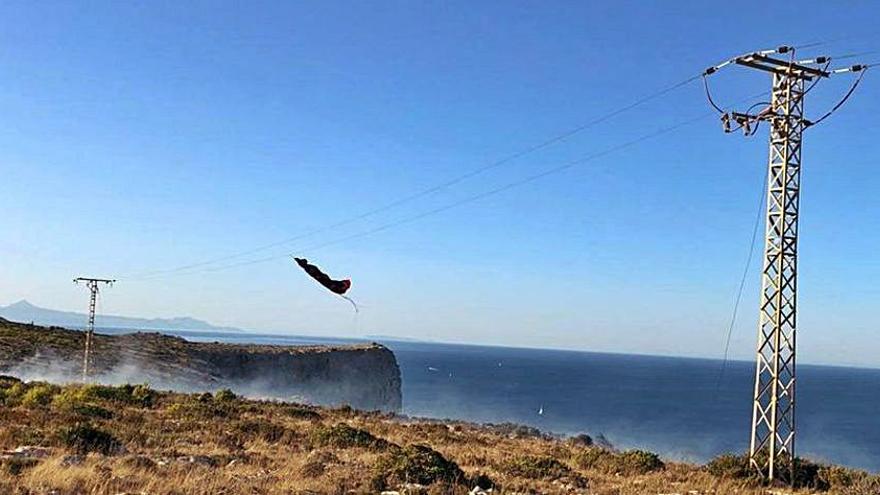 El parapente se quedó colgado de la línea eléctrica. | A.P.