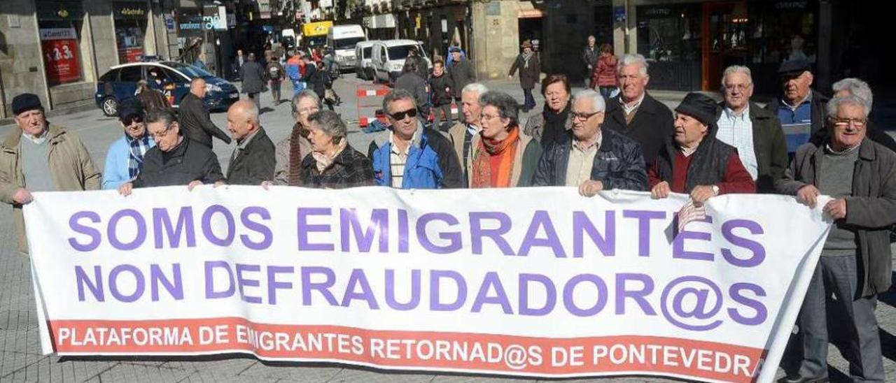 Concentración de emigrantes retornados en Pontevedra en marzo. // Rafa Vázquez