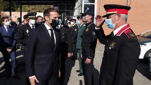 El presidente francés, Emmanuel Macron, saluda a las autoridades locales a su llegada al Centro de Cooperación Policial y Aduanera de El Pertús, este jueves.
