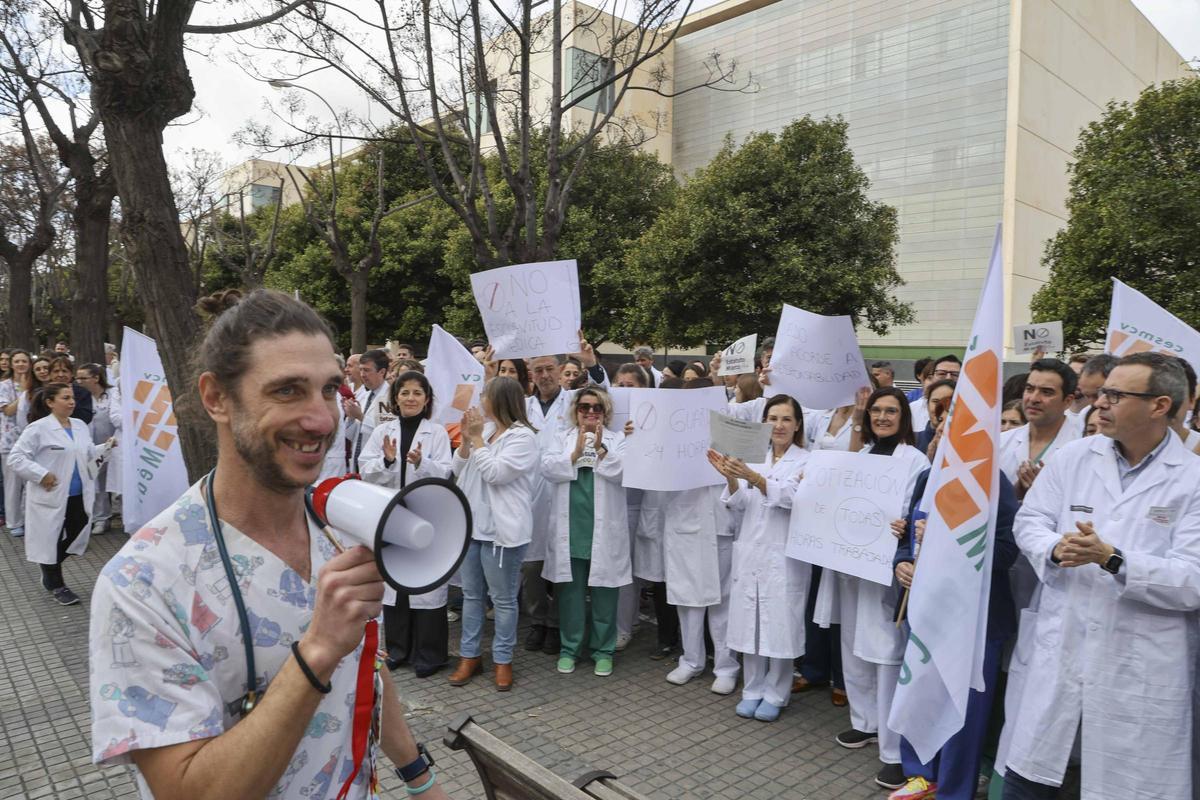Protesta de los médicos del Hospital de Sant Joan contra el nuevo estatuto laboral