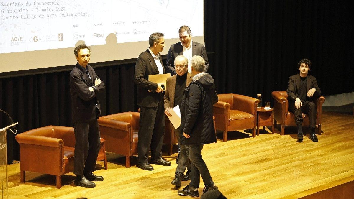 Los arquitectos gallegos Roi Salgueiro y Manuel Bouzas, primero por la izquierda y primero por la derecha, respectivamente, en el CGAC junto a Santiago Olmo, al centro de cara, delante de Carnicero y López Campos.