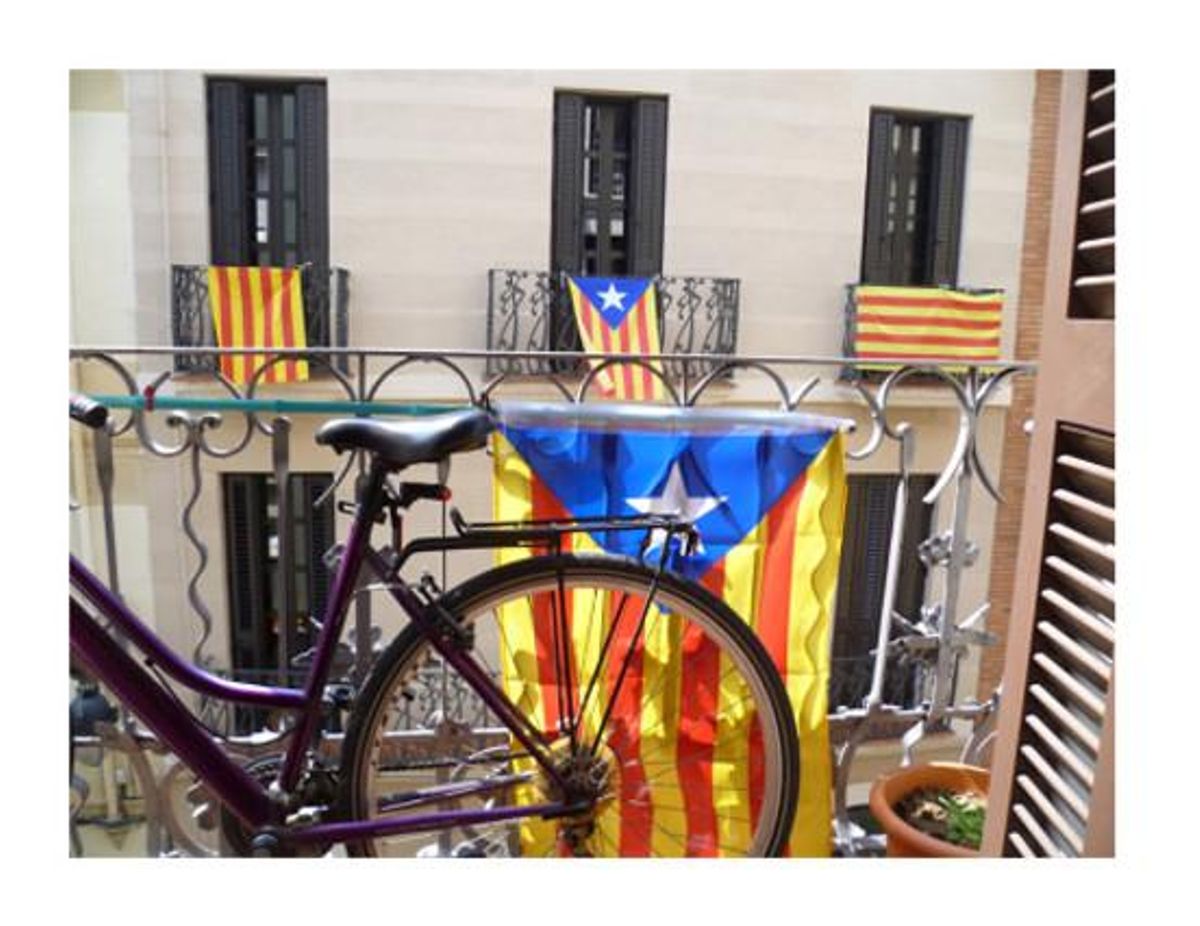 Senyeres i estelades copen els balcons de Barcelona durant l’11 de setembre.