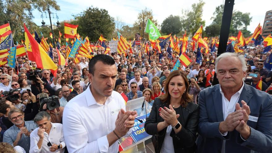 González Pons interrumpe su discurso para acallar a un grupo de ultras