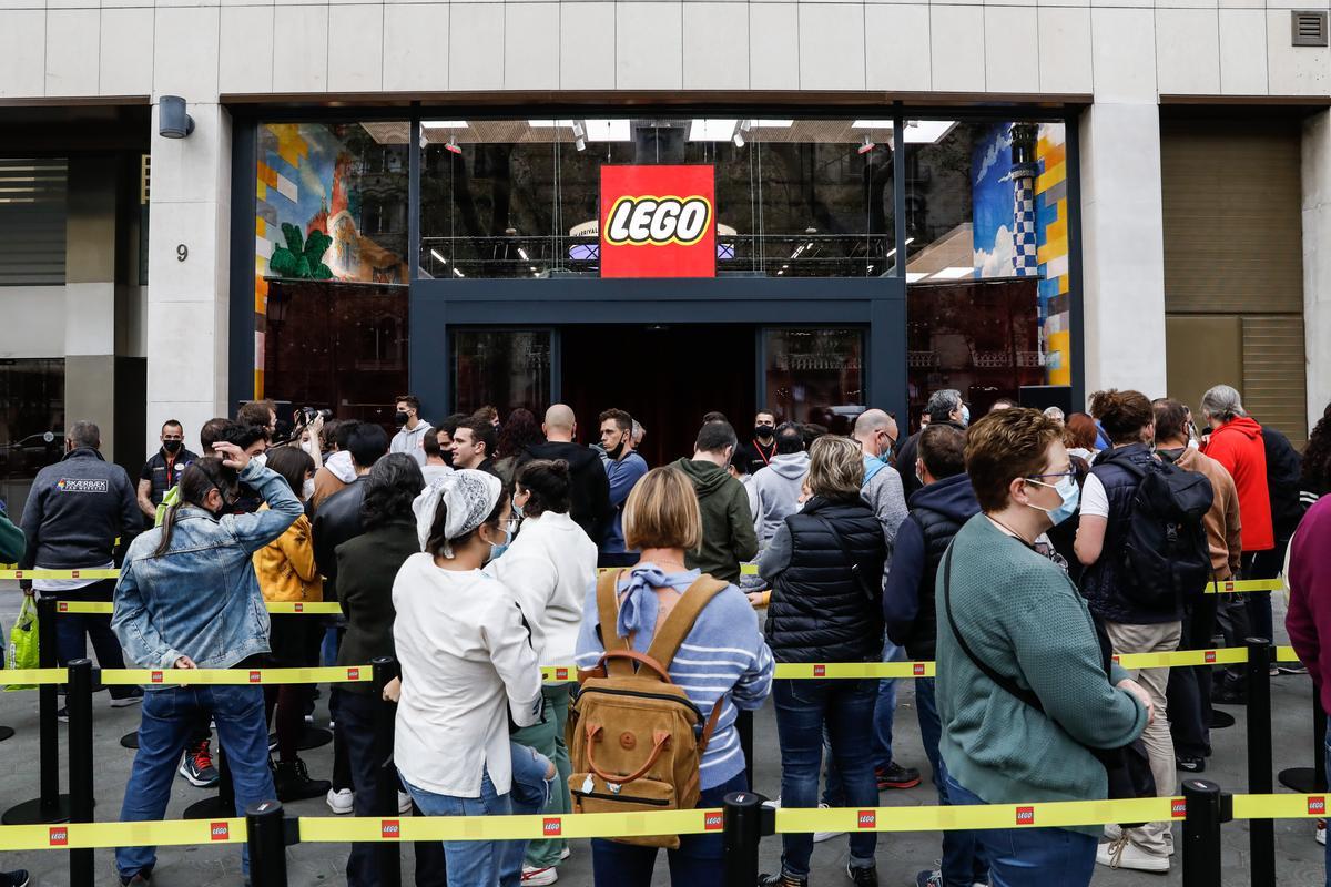 Colas para acceder a la nueva tienda de Lego en Barcelona.