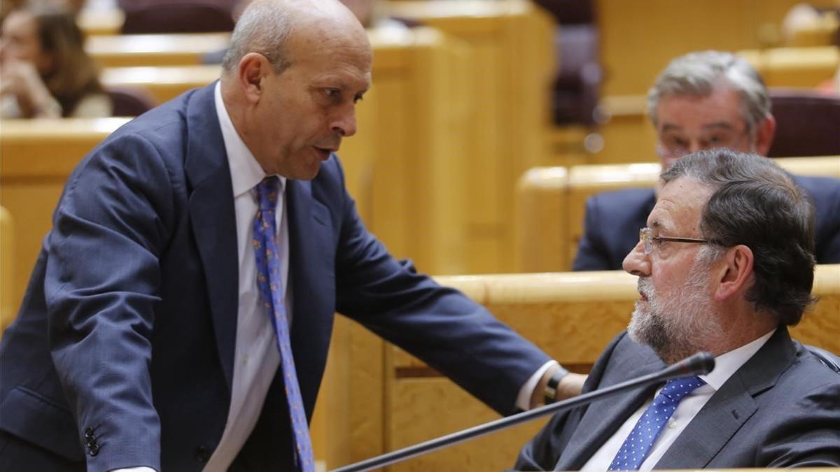 Los entonces presidente del Gobierno Mariano Rajoy y ministro de Educación José Ignacio Wert, en una imagen de mayo del 2015, en el Senado.