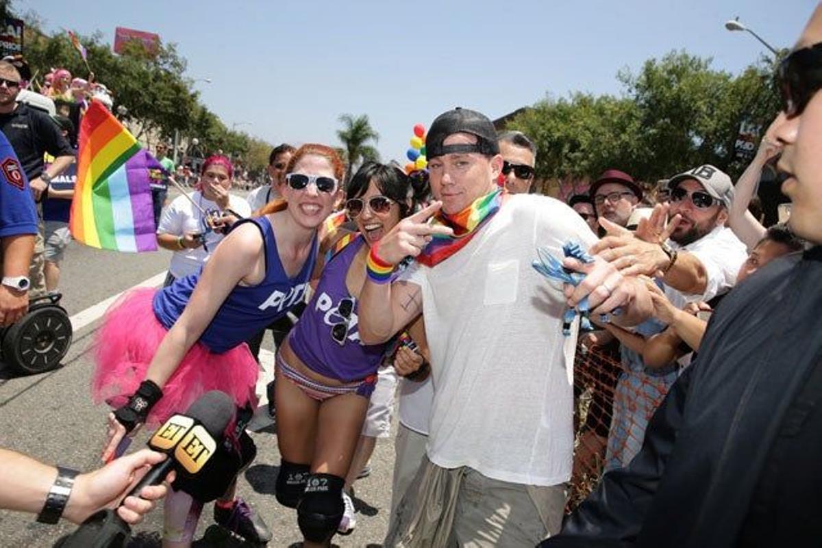 Channing Tatum posa con algunos de los asistentes al desfile del Orgullo de West Hollywood