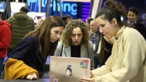 Tres participantes del 4YFN, el salón de las ’startups’ del Mobile World Congress, interactúan con una aplicación en el congreso de este año.