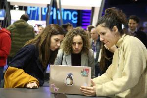 Tres participantes del 4YFN, el salón de las ’startups’ del Mobile World Congress, interactúan con una aplicación en el congreso de este año.