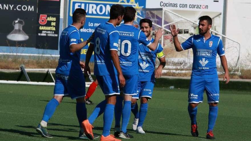 Los jugadores del CD Villaralbo celebran uno de los goles que lograron en el día de ayer.