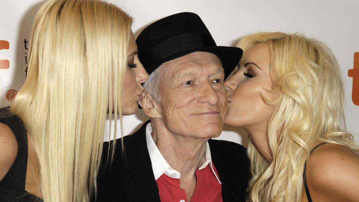 El fundador de la revista ’Playboy’, Hugh Hefner, con varias ’conejitas’.