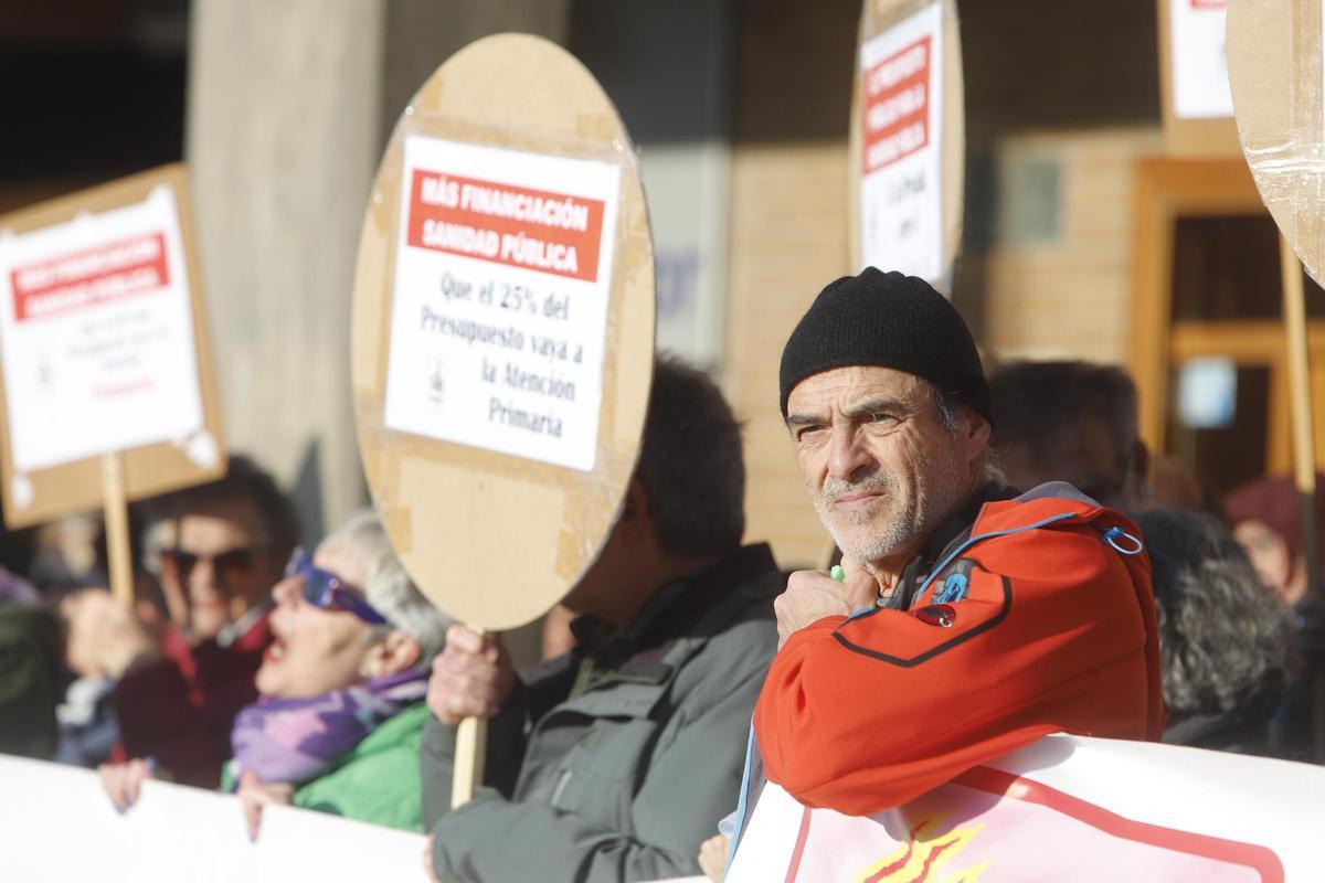 EN IMÁGENES | Protesta de la FAB en la Aljafería por la reforma de la atención primaria EN IMÁGENES | Protesta de la FAB en la Aljafería por la reforma de la atención primaria