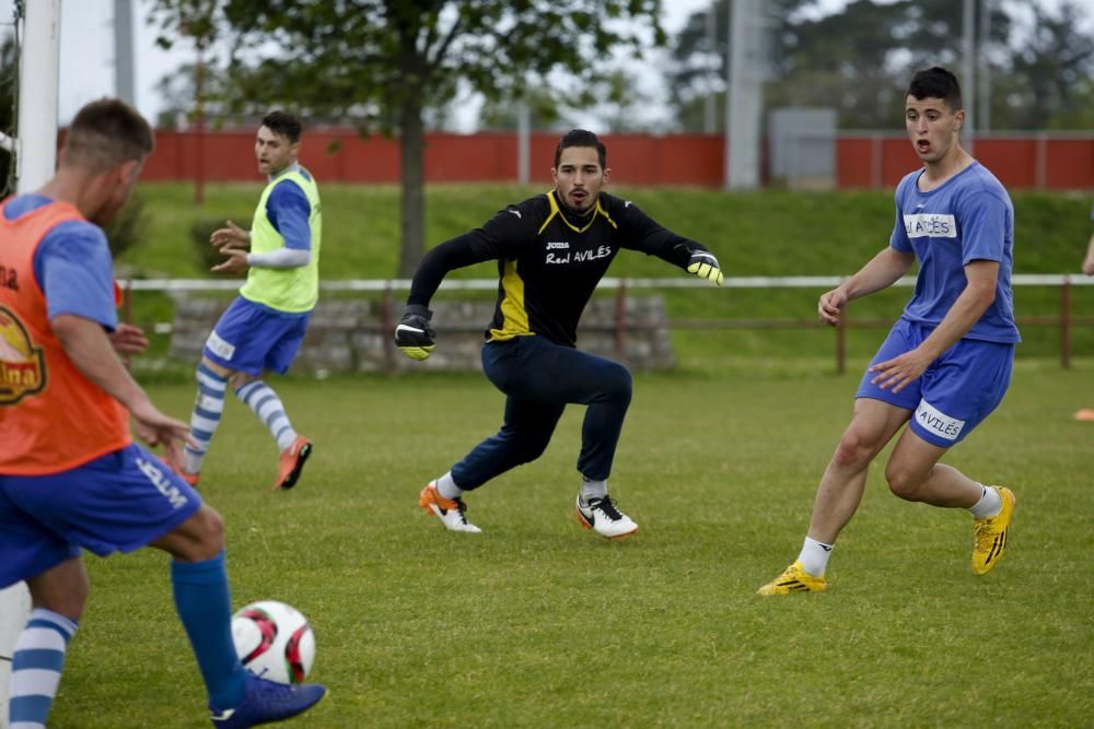 Entrenamiento del Real Avilés en las instalaciones de la escuela de Mareo de Gijón