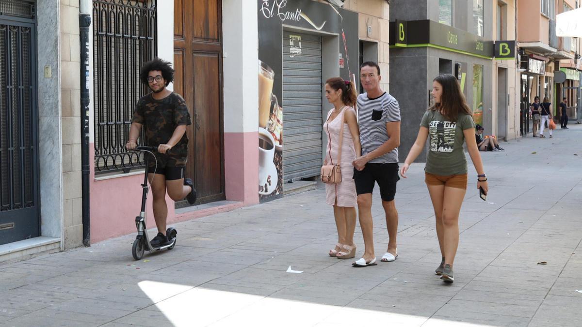 Un joven circula en patinete eléctrico en una calle de Vila-real, en una foto de archivo de antes de la pandemia.