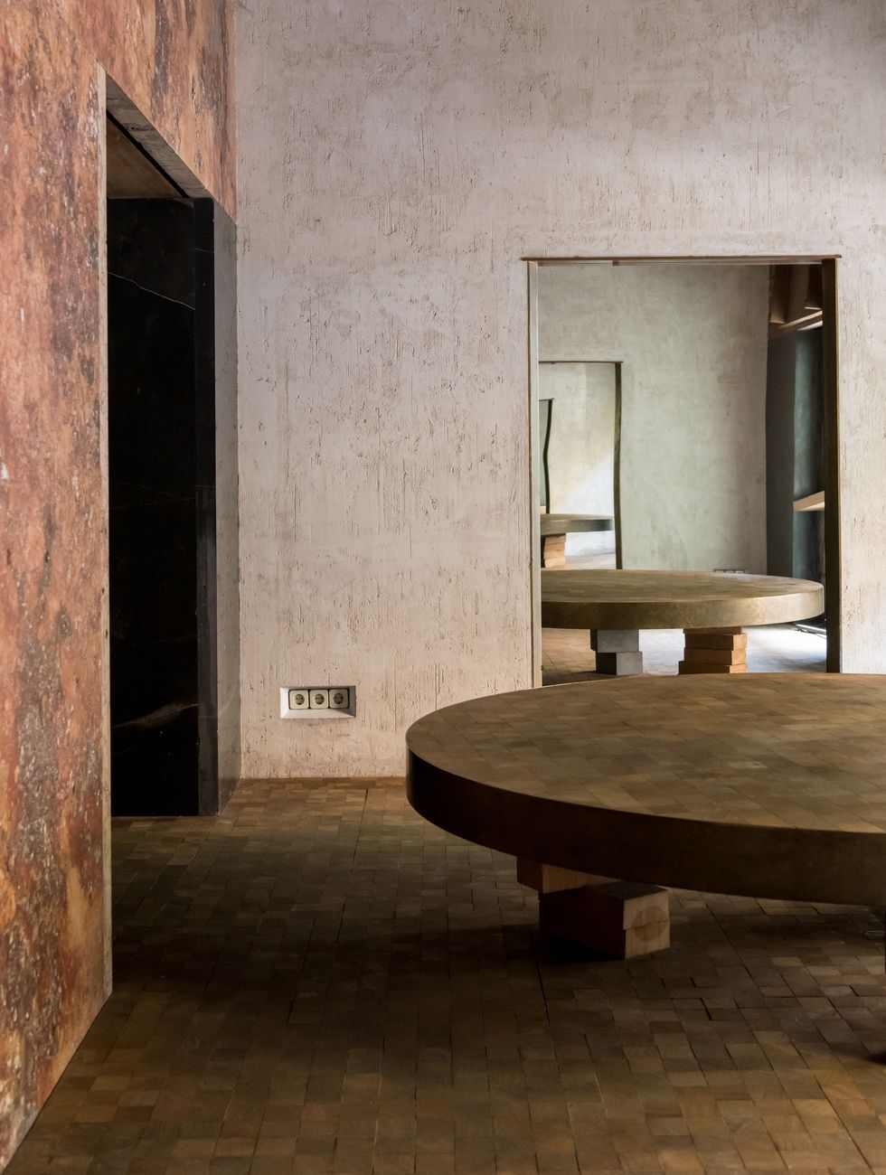 Alarma en la zapateria brutalista un ex directivo de Inditex compra la joya arquitectonica secreta de Madrid